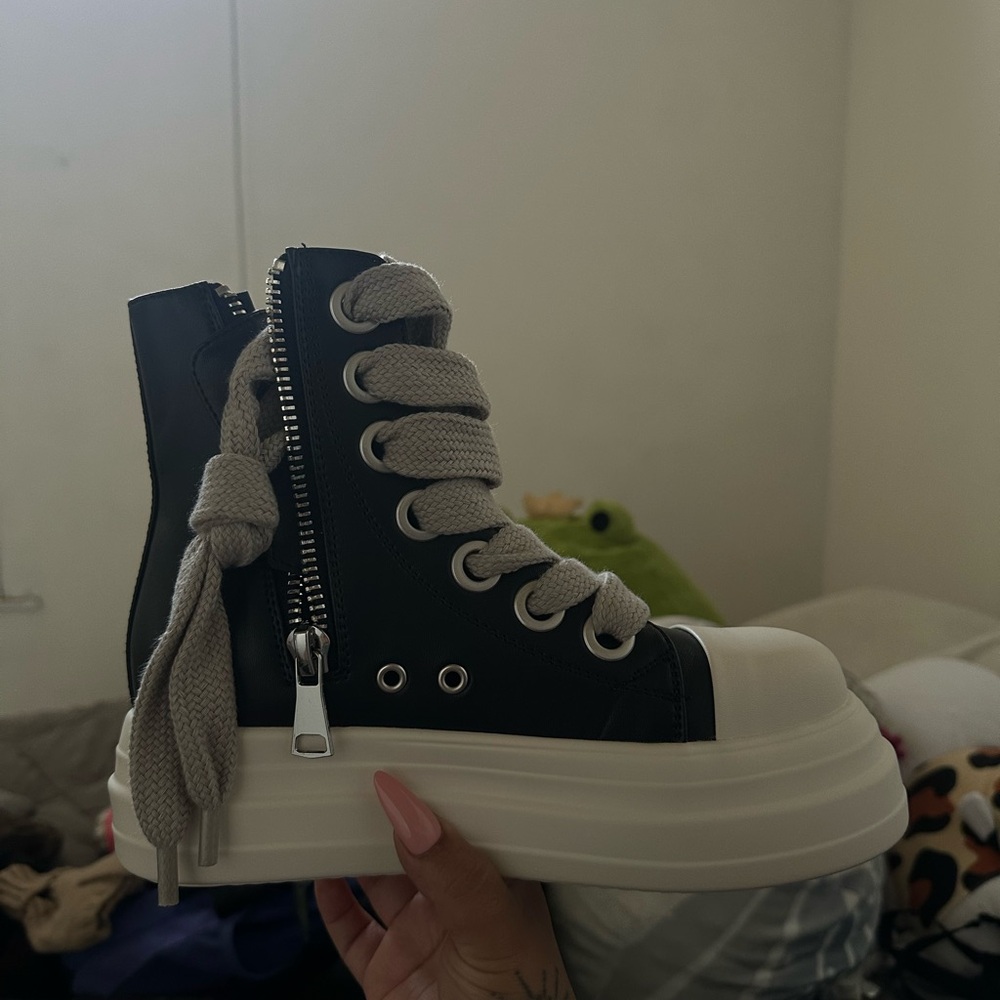 Size 7 1/2. Basic high top platform sneakers.